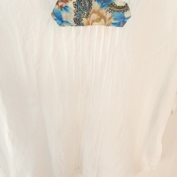 Vintage Havana cream light weight blouse w/ lace and flower pattern around neck. - Picture 5 of 10